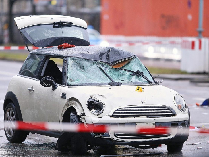 Auto fährt in München in Menschenmenge am 13.02.2025