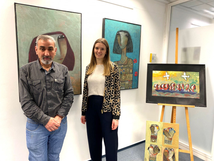 Abdullah Arisheh und VHS-Programmbereichsleitung Hanna Schröder bei der Eröffnung der Ausstellung in der Volkshochschule. 