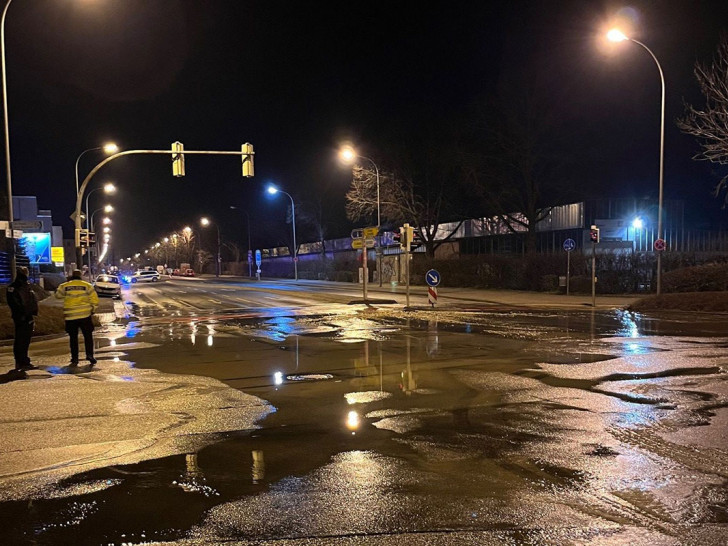 In der Nacht kam es hier zu einem Wasserrohrbruch.