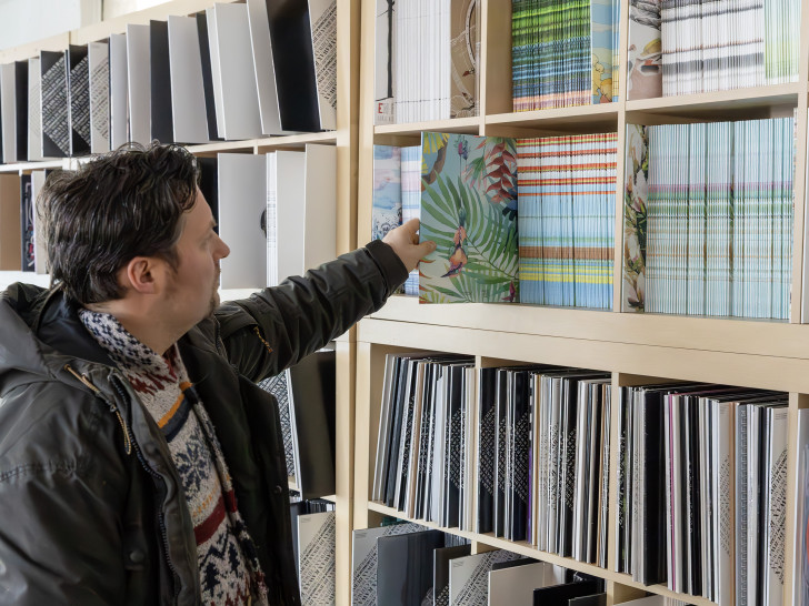 Ron Fiedler vor seinen Plattenregalen im Februar 2025. Archivbild