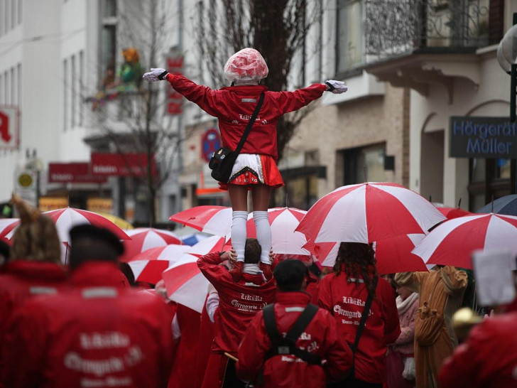 Tanzmariechen im Straßenkarneval (Archiv)