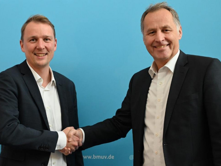 Der Vorsitzende des Aufsichtsrats, Parlamentarischer Staatssekretär im Bundesumweltministerium Dr. Jan-Niclas Gesenhues (links im Bild), gratuliert dem künftigen technischen Geschäftsführer der BGE, Jürgen Korth, zum neuen Amt.