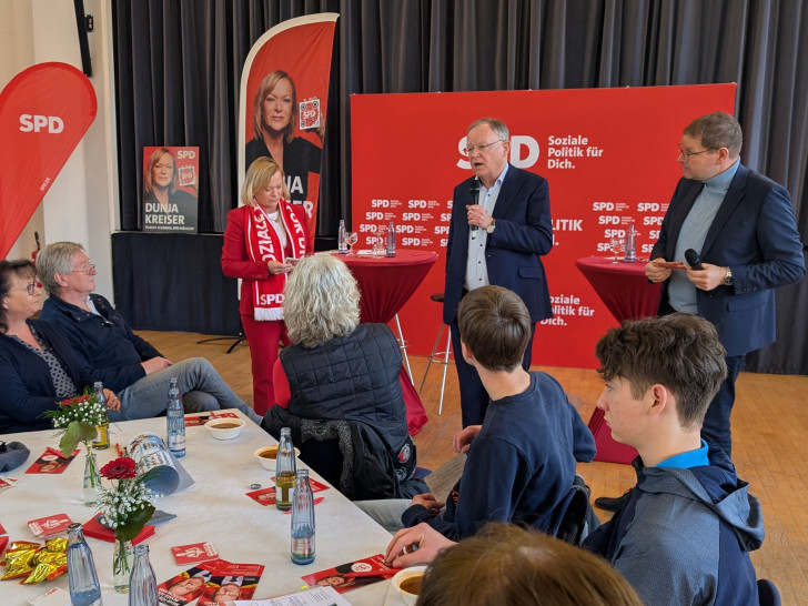 Ministerpräsident Stephan Weil (Mitte) kam auf Einladung der Bundestagsabgeordneten Dunja Kreiser (links) auf "eine Kelle Klartext" nach Schöppenstedt. Landtagsabgeordneter Markus Bosse (rechts) las die Fragen der Bürger vor.