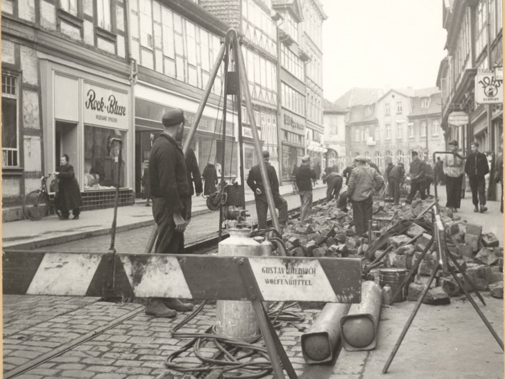 Nach rund 60 Jahren werden die Straßenbahnschienen wieder herausgerissen.