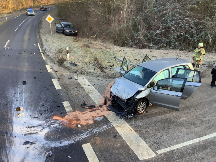 Die beiden Fahrzeuge wurden durch den Unfall stark beschädigt.