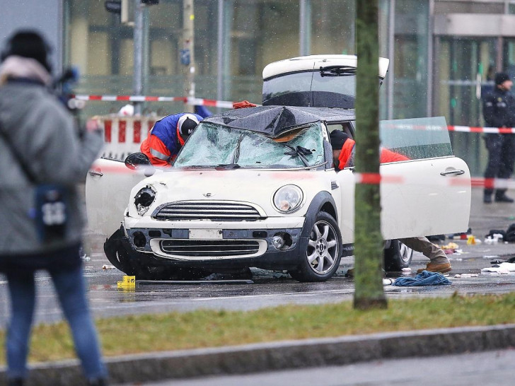 Auto fährt in München in Menschenmenge am 13.02.2025