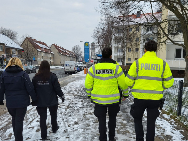 KOD und Polizei auf gemeinsamer Kontrolle in der Berliner Straße.