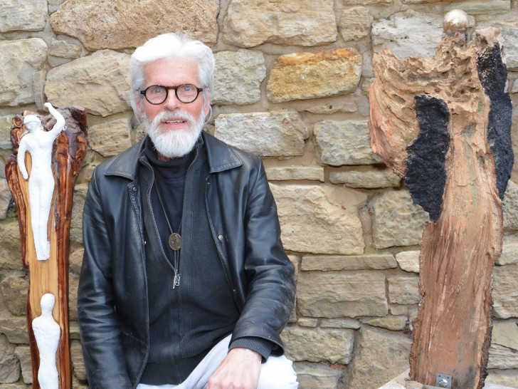 Rainer Gosslar zwischen seinen Wurzel-Werken und vor der historischen Stadtmauer von Königslutter.