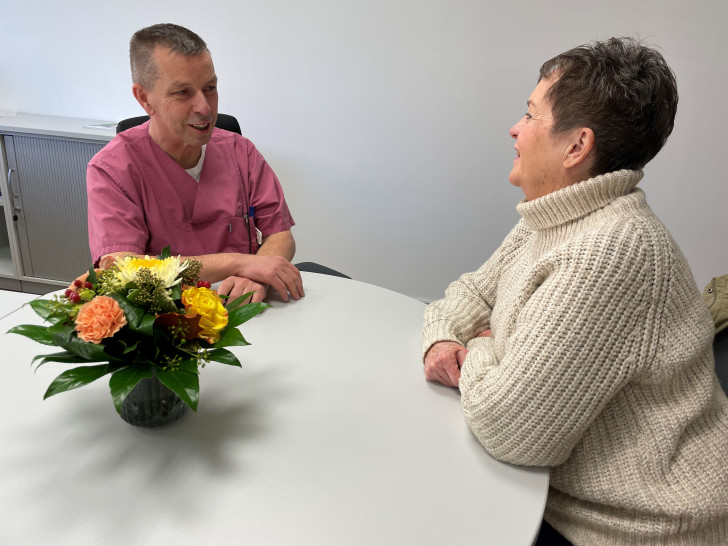 Ein herzliches Wiedersehen nach einer erfolgreichen Lebertransplantation: Patientin Gerti (*Name geändert) und Chefarzt Dr. Dirk Ehrhardt.