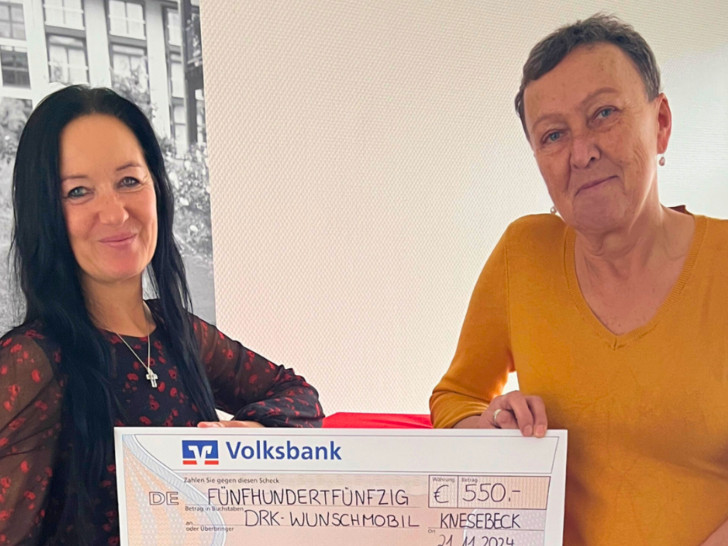 DRK-Ehrenamtskoordinatorin Silvana Friedrich (l.) nahm den Scheck von Elke Mechelk (r.) entgegen. Der Betrag wurde noch um 60 Euro aufgestockt. 