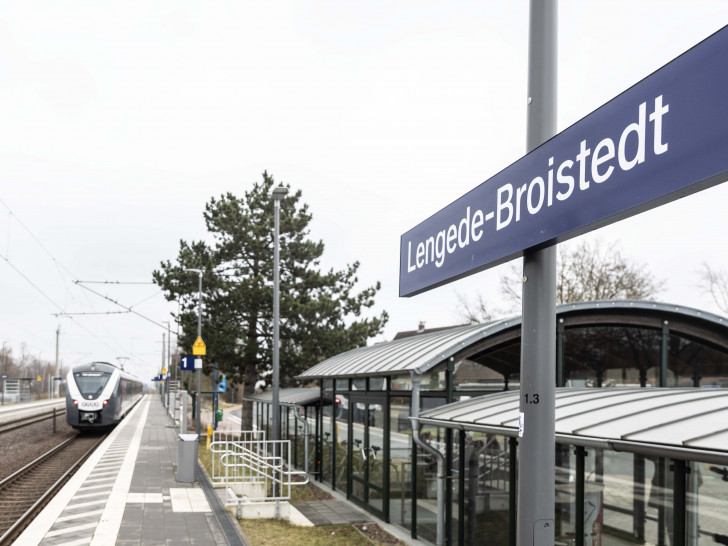 Die erneuerte Bahnhaltestelle in Broistedt.