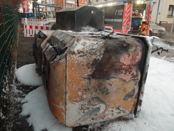 In der Eichtalstraße brannten zwei Container. 