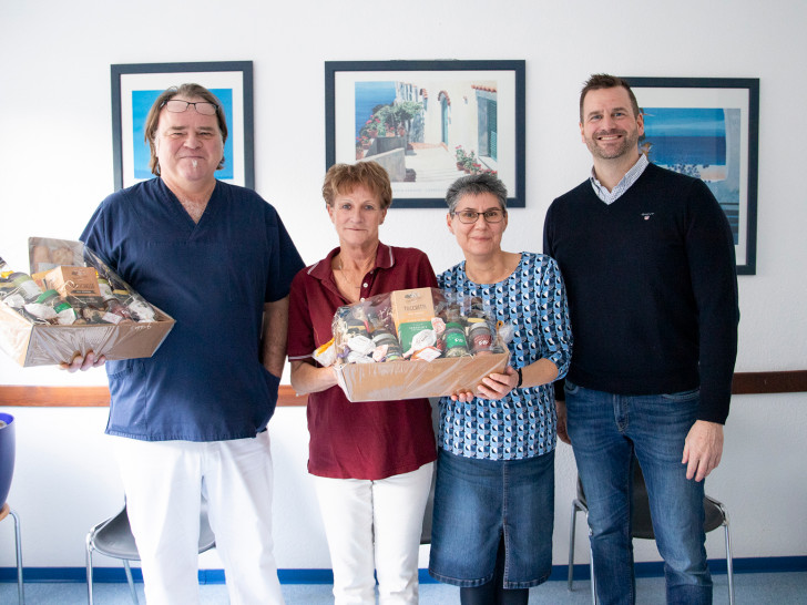 Christian Keunecke (Geschäftsführer MVZ gGmbH, rechts im Bild) überbrachte dem Team der chirurgischen Praxis um Dr. Wendelin Kampmann, Michaela Timpe (2. v. li.) und Martina Christ zum Start im MVZ zwei Präsentkörbe.