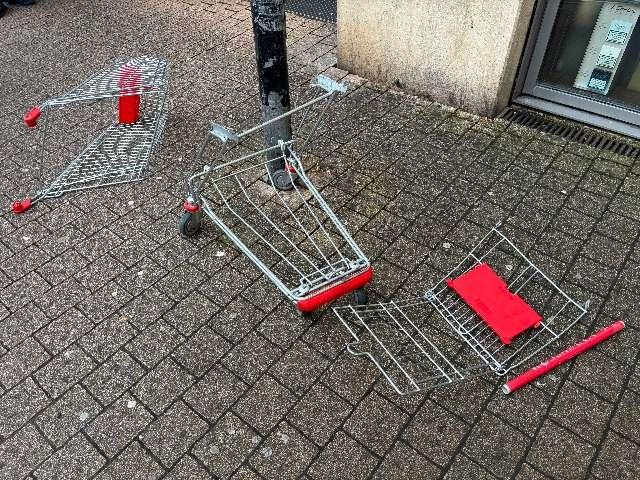 Unbekannte haben am Mittwoch einen Einkaufswagen vom Parkdeck der City-Galerie geworfen.