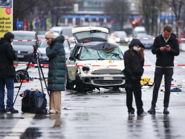 Auto fährt in München in Menschenmenge am 13.02.2025