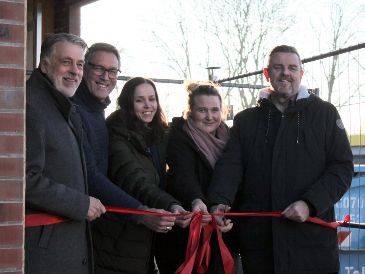 Ortsbürgermeister Ulrich Nehring, Architekt Thomas Schultz, Landkreis-Fachbereichsleitung Lara-Jane Isermeyer, Kitaleitung Vanessa Heidekorn und Gemeindebürgermeister Andreas Busch bei der offiziellen Einweihung der neuen Kita in Essenrode (v. li.).