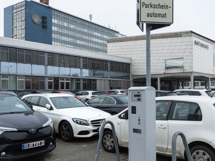 Der neue Parkscheinautomat vor dem Rathaus.