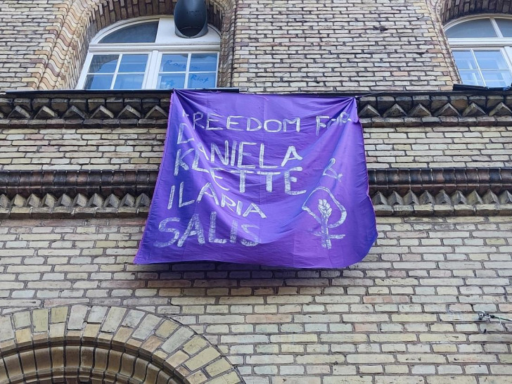 Banner mit Forderung nach Freilassung von Daniela Klette und Ilaria Salis (Archiv)