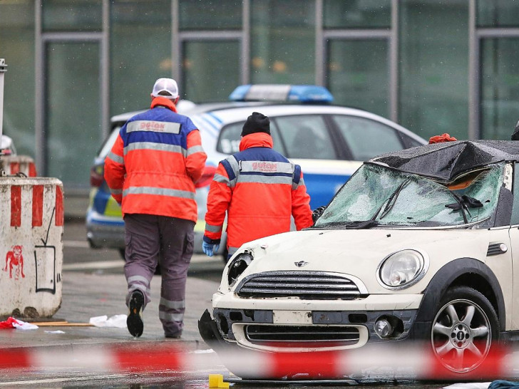 Auto fährt in München in Menschenmenge (Archiv)