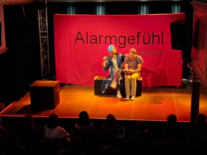  Am gestrigen Donnerstag wurde in der Kniestedter Kirche in Salzgitter-Bad das Theaterstück "Alarmgefühl" aufgeführt.