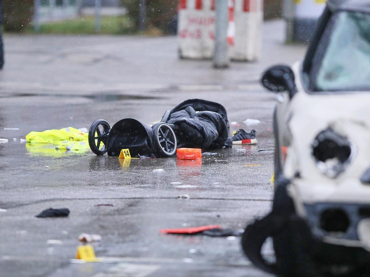 Auto fährt in München in Menschenmenge am 13.02.2025