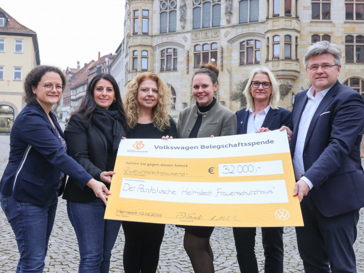 VW-Betriebsrätin Susanne Preuk, VW-Betriebsratsvorsitzende Daniela Cavallo, Frauenschutzhaus-Leiterin Katrin Bona, Carolina Kalmbach und Uta Weihbusch vom Paritätischen Helmstedt sowie Arne Meiswinkel (Personalvorstand der Marke Volkswagen) (v. li.).