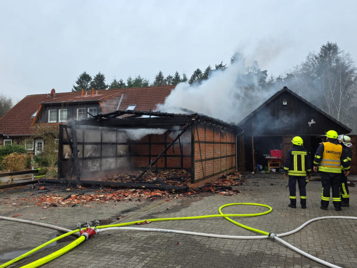 Es waren durch die Flammen bereits einzelne Dachbalken herabgestürzt.