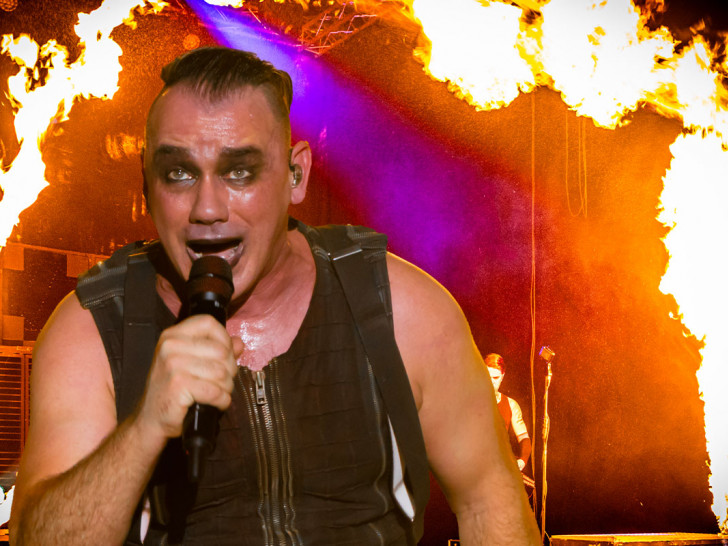 Völkerball-Frontmann René Anlauff heizt als Till Lindemann den Fans ordentlich ein.