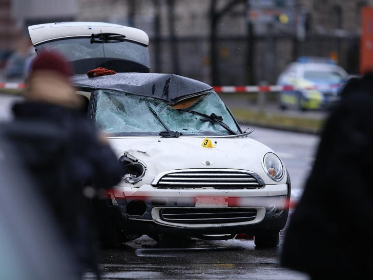 Auto fährt in München in Menschenmenge (Archiv)