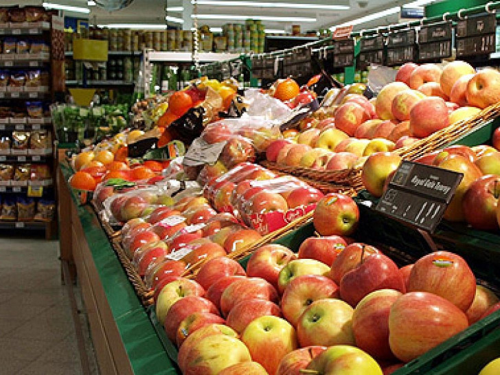 Obsttheke in einem Supermarkt (Archiv)