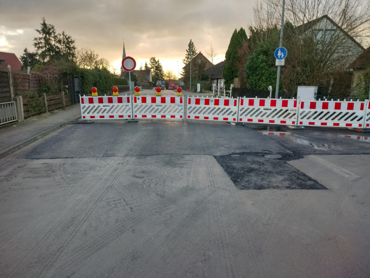 Die Schapener Straße in Höhe der Einmündung Talwiese in Weddel. Hinter der Absperrung ist der bereits fertiggestellte 3. Bauabschnitt zu sehen. Jetzt werden die Bauarbeiten fortgesetzt.