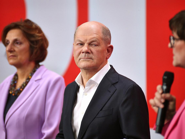 Britta Ernst, Olaf Scholz und Saskia Esken am 23.02.2025