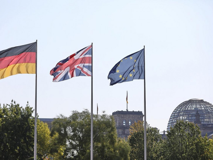 Fahnen von Deutschland, Großbritannien, EU (Archiv)