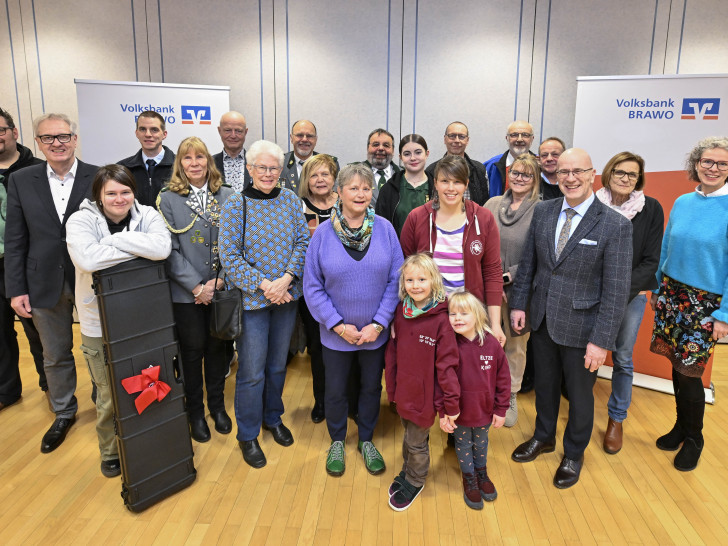 Stefan Honrath, Leiter der Direktion Peine der Volksbank BRAWO (3. von rechts), überreichte die Spenden an die Vertreterinnen und Vertreter der geförderten Vereine sowie gemeinnützigen Organisationen aus dem Peiner Land.