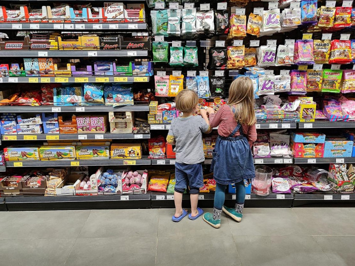 Kinder in einem Supermarkt (Archiv)