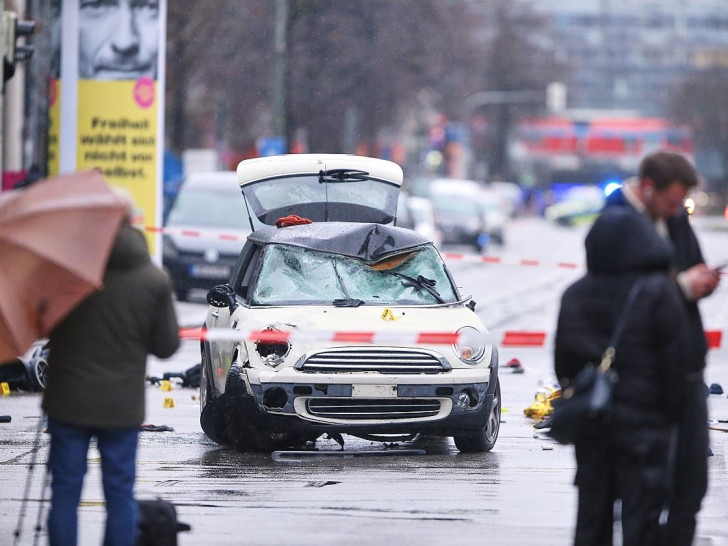 Auto fährt in München in Menschenmenge am 13.02.2025