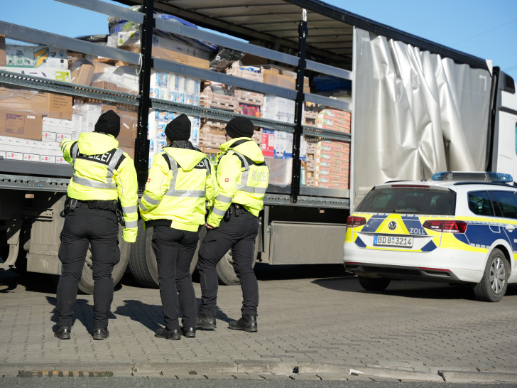 Ein LKW wird kontrolliert.