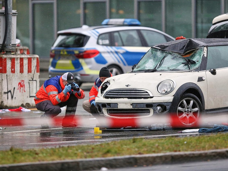 Auto fährt in München in Menschenmenge (Archiv)