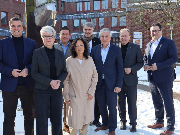 Die Verwaltungschefs tagten in Goslar: Dr. Alexander Saipa (Landrat Goslar), Christiana Steinbrügge (Landrätin Wolfenbüttel), Marcel Riethig (Landrat Göttingen), Astrid Klinkert-Kittel (Landrätin Northeim), Henning Heiß (Landrat Peine), Prof. Dr. Hubert Meyer (Hauptgeschäftsführer NLT), Gerhard Radeck (Landrat Helmstedt) und Tobias Heilmann (Landrat Gifhorn) (von links). 