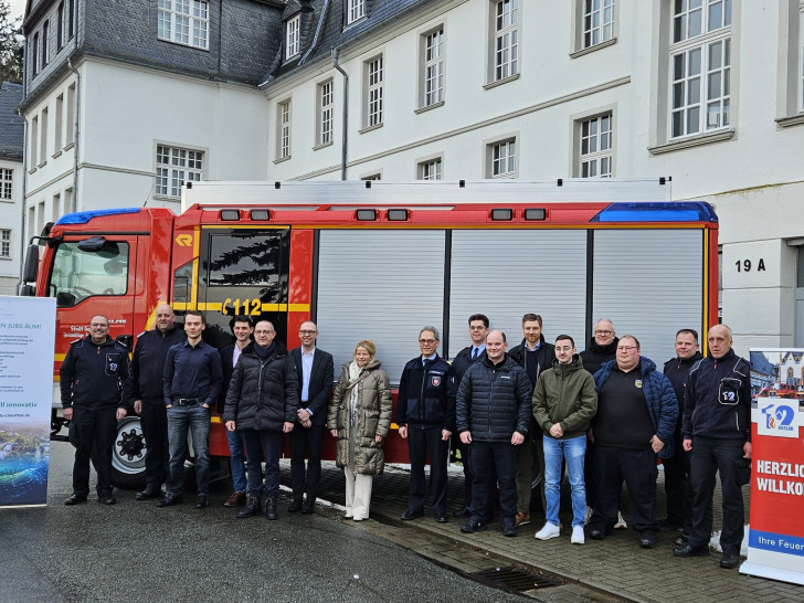 Auftakt von Vertretern der Freiwilligen Feuerwehr Goslar, dem Forschungszentrum Energiespeichertechnologien, dem Niedersächsischen Landesamt für Brand- und Katastrophenschutz sowie der Stadt Goslar auf dem Energiecampus in Goslar.