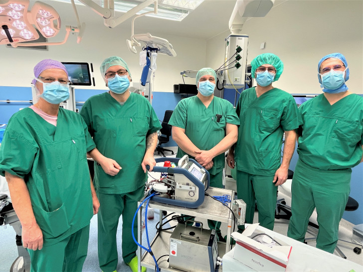 Haben die erste DaVinci-OP mit ECMO in Salzgitter gemeinsam gemeistert: Stella Willemsen (Bereichsleitung Anästhesie Hildesheim), Dr. Christian Theis (Direktor Zentrum für Anästhesiologie Hildesheim), Dr. Ralph Tellkamp (Chefarzt Anästhesiologie und Intensivmedizin Salzgitter), Armen Aleksanyan (Chefarzt Thoraxchirurgie Hildesheim) und Dr. Olger Kraja (Leitender Oberarzt Thoraxchirurgie Hildesheim) (v. li.). 