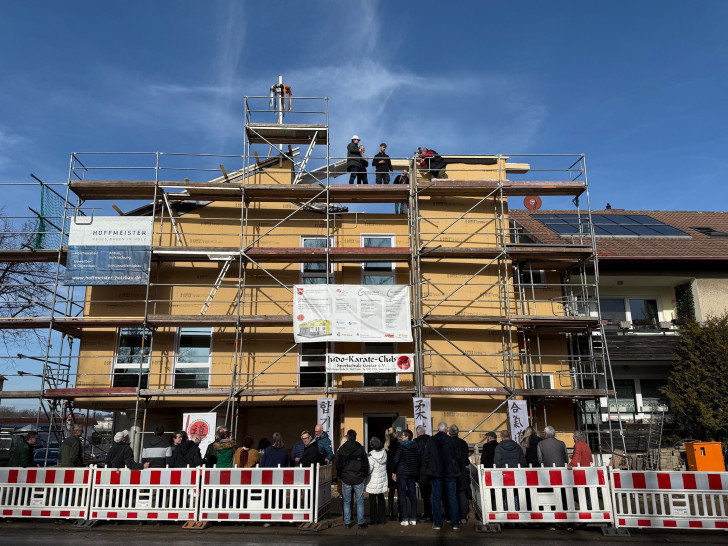 Die Stadt Goslar unterstützt die Modernisierung des Dojos der Judo-Karate-Club Sportschule Goslar e. V. mit gut 300.000 Euro. Nach dem Spatenstich Mitte Juni des letzten Jahres konnte kürzlich das Richtfest gefeiert werden.