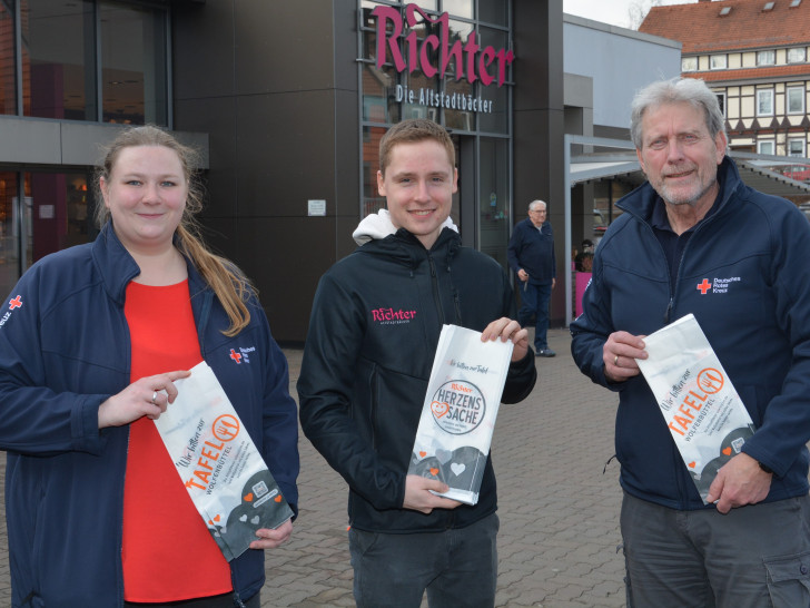 Jan Richter (Mitte) hat 180.000 Aktionstüten der Altstadtbäckerei mit kostenloser Werbung für die Tafel Wolfenbüttel bedrucken lassen. Darüber freuen sich nicht nur Frederike Schwieger und Wolfgang Endert vom Roten Kreuz.