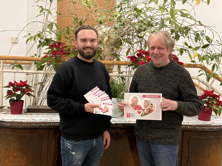 Übergabe der exklusiven Einladungskarten an den geschäftsführenden Leiter der Braunschweiger Tafel, Vito Ikic (li.), durch Ralph Benthues.