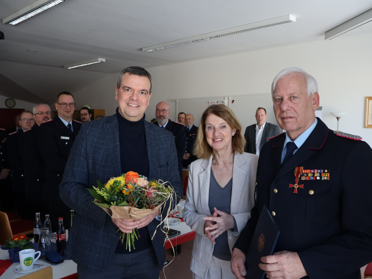 Andreas Hoppstock (rechts) bekam heute von Landrat Dr. Alexander Saipa (links) das Bundesverdienstkreuz überreicht. Clausthal-Zellerfelds Bürgermeisterin Petra Emmerich-Kopatsch gehörte zu den ersten Gratulanten.