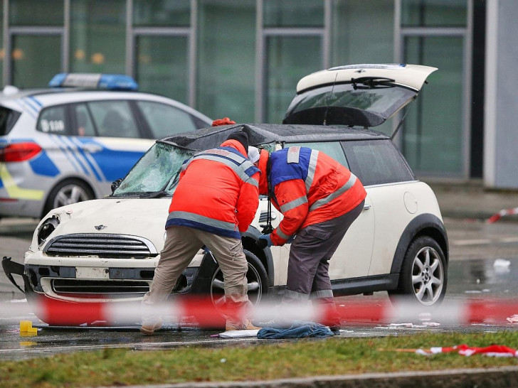 Auto fährt in München in Menschenmenge am 13.02.2025