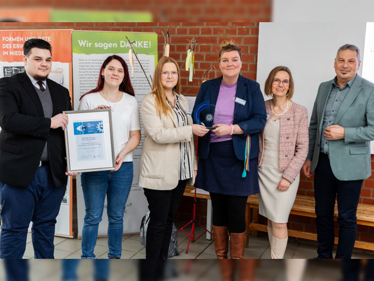 Gruppenbild mit Preisträgern.