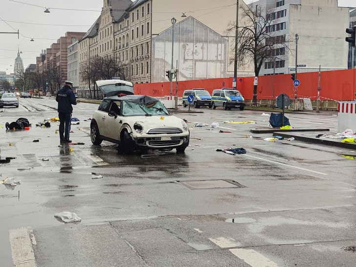 Auto fährt in München in Menschenmenge am 13.02.2025