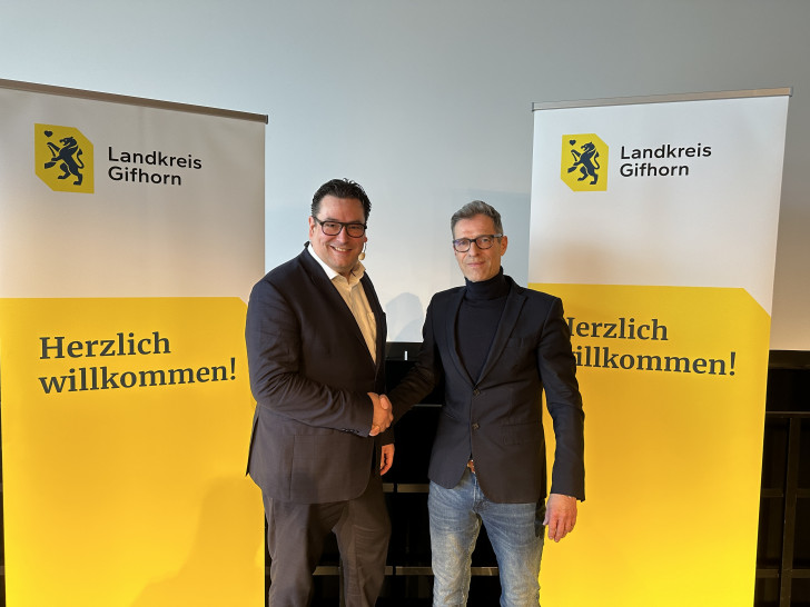 Landrat Tobias Heilmann (links) und Jörg Argo, Geschäftsführer der Gingco Communication GmbH & Co. KG, mit der das neue Corporate Design entwickelt wurde. 