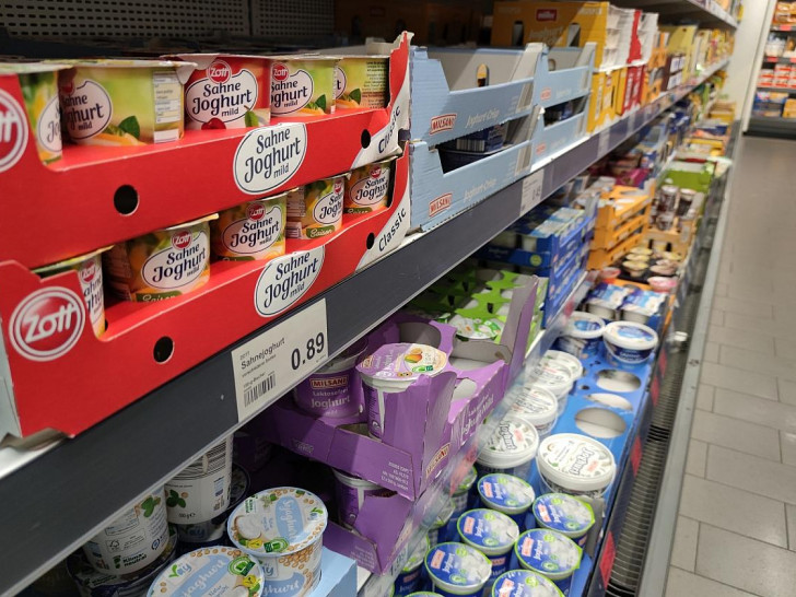 Joghurt in einem Supermarktregal (Archiv)